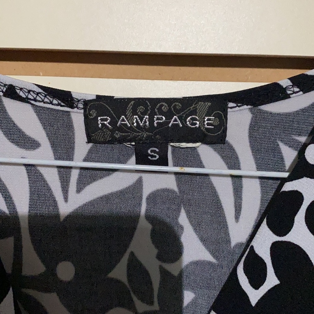 Women’s blouse - Picture 2 of 3
